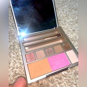 Urban Decay Naked On The Run Palette w a variety of brushes included
